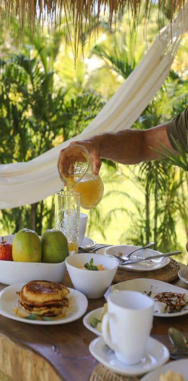 Suco sendo servido na mesa do café da manhã