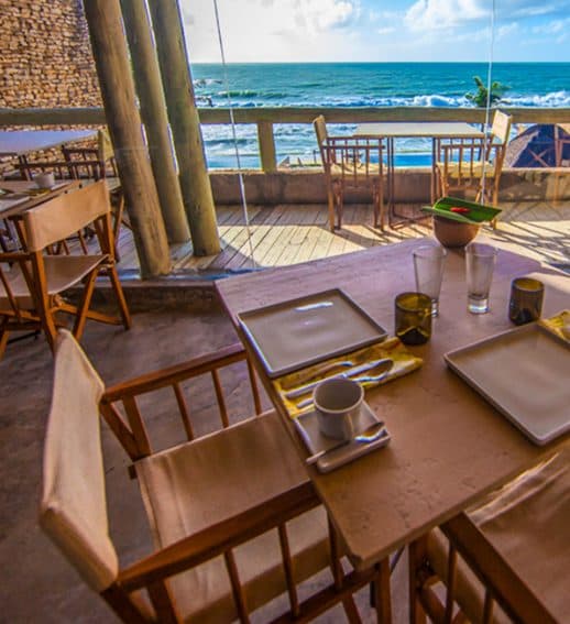 Mesa do restaurante com vista para a água